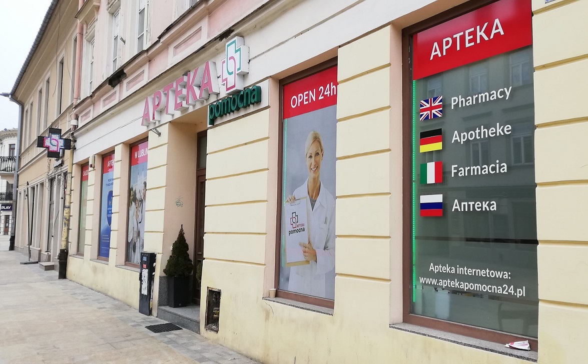 Maseczki w szpitalach i aptekach zostaną. Rząd przedłuży obowiązek